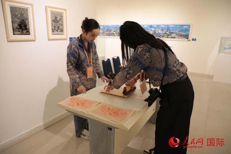 展覽現(xiàn)場的拓印技藝體驗工坊。人民網(wǎng)記者曹師韻攝