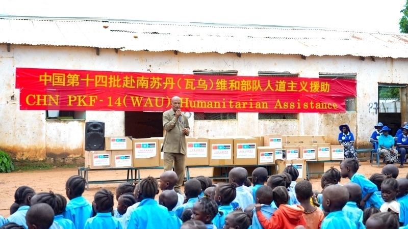 當(dāng)?shù)卣砀屑ぶ袊?guó)官兵。王軍杰攝