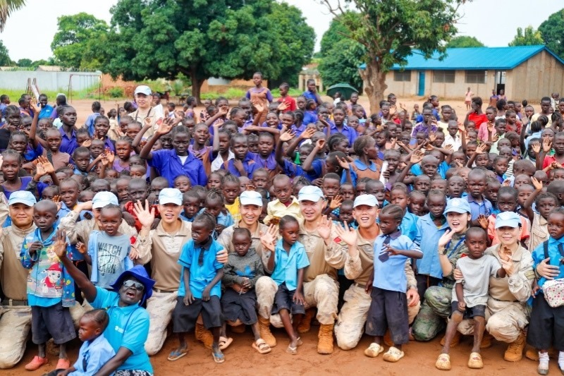 維和官兵與學(xué)生進(jìn)行合影。殷亦豪攝