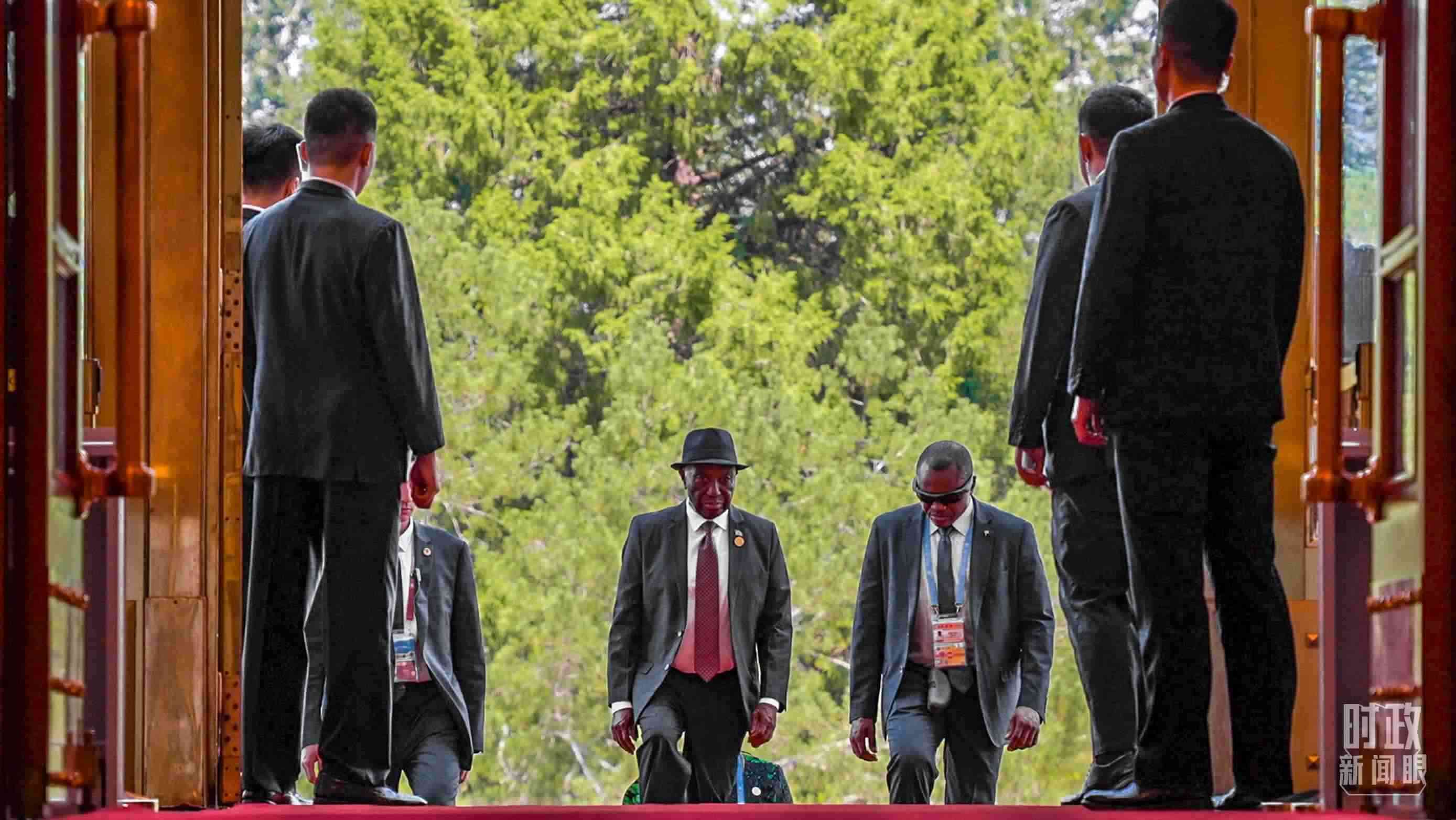 利比里亞總統(tǒng)博阿凱步入人民大會(huì)堂。（總臺(tái)央視記者蔣碩拍攝）