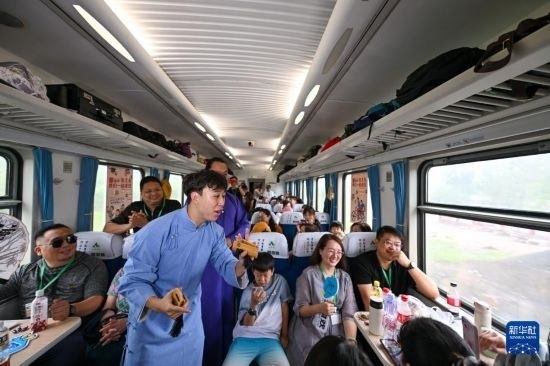 9月7日，相聲演員在S910列車上為旅客表演快板。