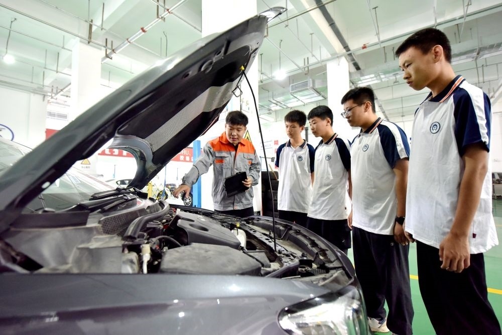 2024年6月7日，河北省邢臺(tái)市威縣職業(yè)技術(shù)教育中心教師在指導(dǎo)學(xué)生學(xué)習(xí)汽車(chē)維修技術(shù)。新華社記者 王曉 攝