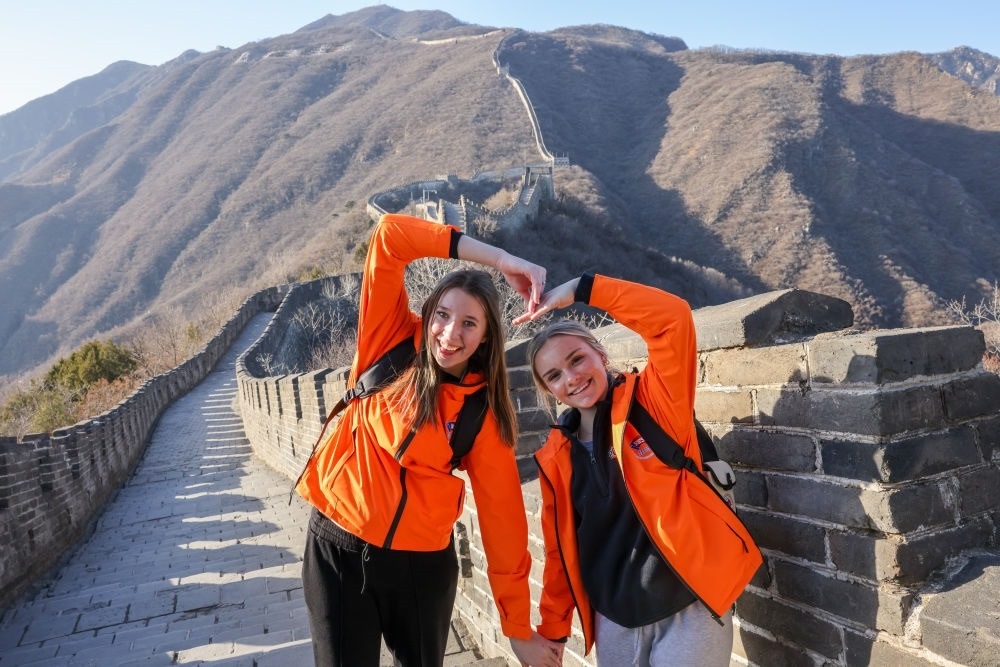 2024年3月20日，美國(guó)華盛頓州中學(xué)生代表團(tuán)的成員在北京慕田峪長(zhǎng)城留影。新華社記者 殷剛 攝
