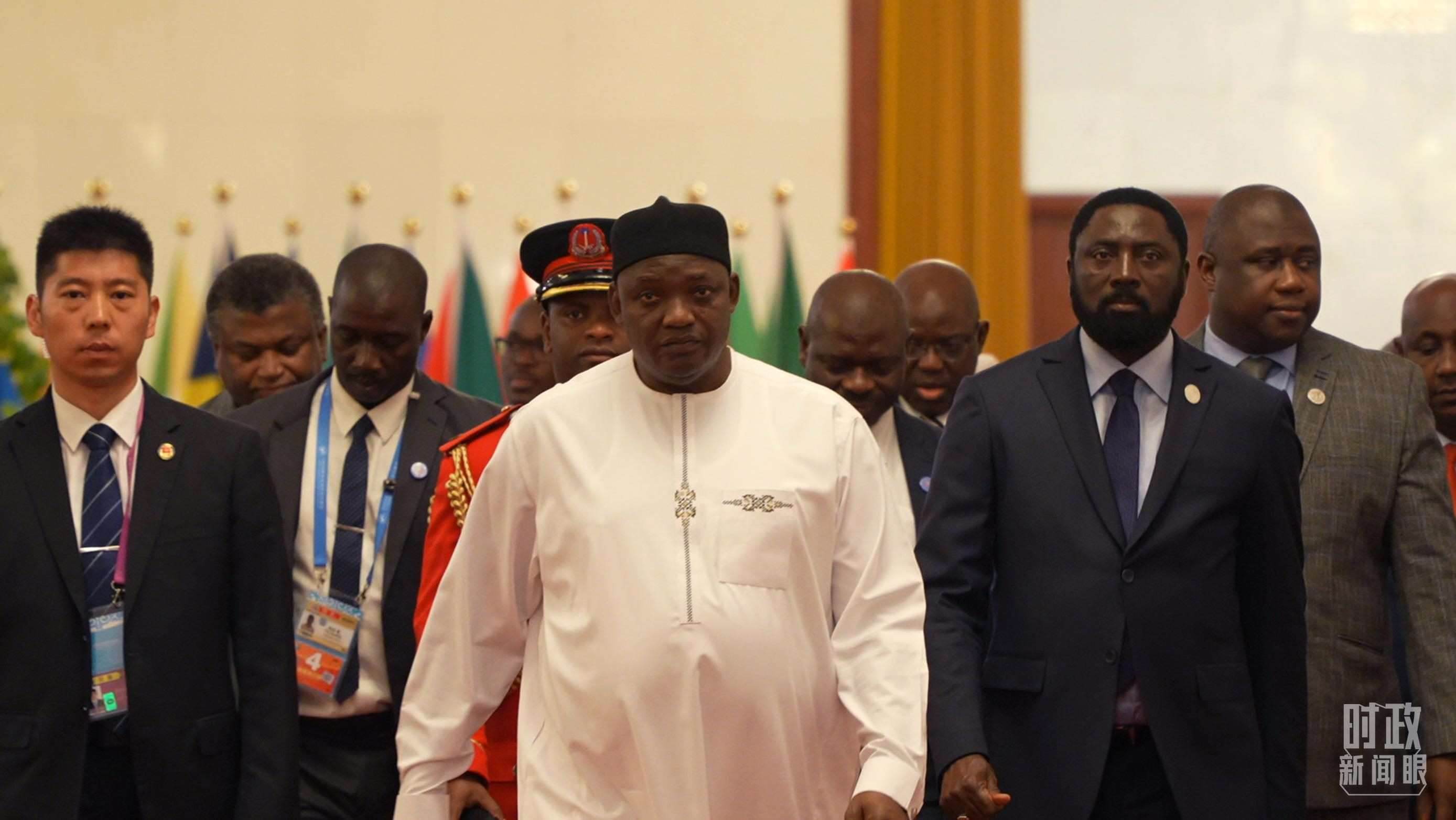 岡比亞總統(tǒng)巴羅走向會(huì)見廳。（總臺(tái)央視記者蔣碩拍攝）