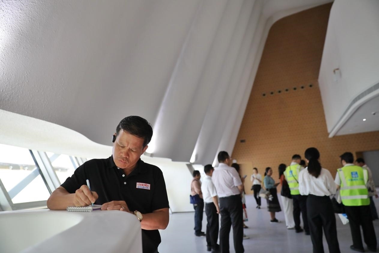 亞洲媒體考察團參觀綜合劇場外墻。《中國經濟周刊》記者 肖翊攝