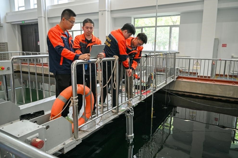 哈爾濱工程大學水聲工程學院學生在進行技術實驗。新華社記者王松 攝
