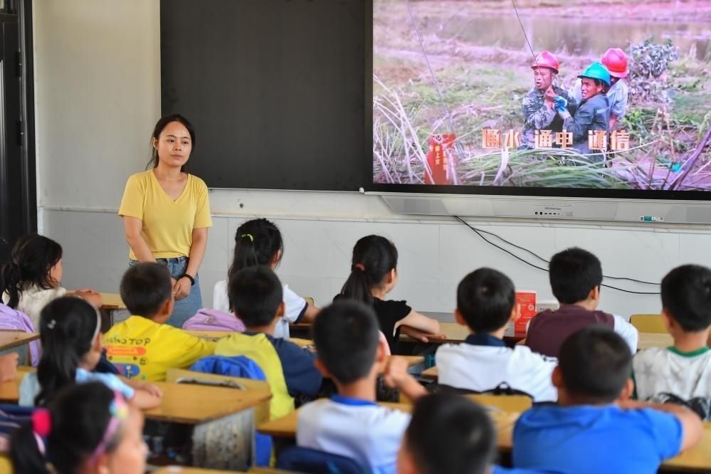 今年夏天，湖南華容縣等地遭受洪澇災(zāi)害。9月，華容縣一所學校，老師通過講述防災(zāi)救災(zāi)故事，引導孩子們知情、共情，汲取成長的力量。