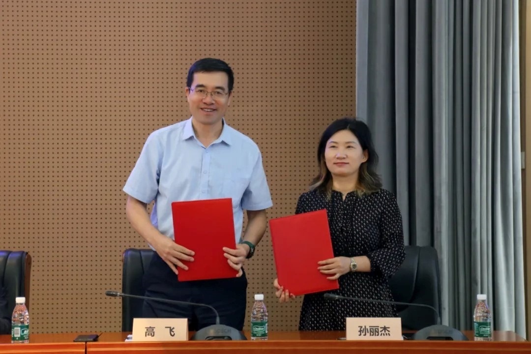 外交學(xué)院副院長(zhǎng)高飛與中國國際科學(xué)技術(shù)合作協(xié)會(huì)執(zhí)行副會(huì)長(zhǎng)兼秘書長(zhǎng)孫麗杰簽署戰(zhàn)略合作備忘錄并啟動(dòng)科技外交官搖籃計(jì)劃。主辦方供圖