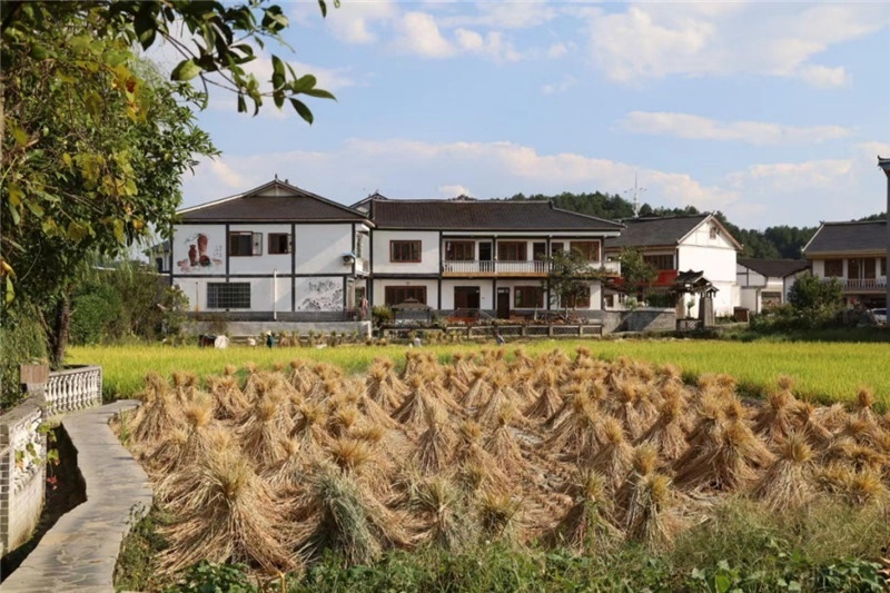 傳統(tǒng)的黔北村莊風(fēng)貌同現(xiàn)代民居元素相融合，人文風(fēng)光與生態(tài)自然風(fēng)景相結(jié)合，人與自然和諧共生。（俄羅斯《中國與俄羅斯》雜志社社長奧列格·別列日內(nèi)赫攝）