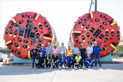 中外員工在盾構(gòu)機前合影。中國電建供圖