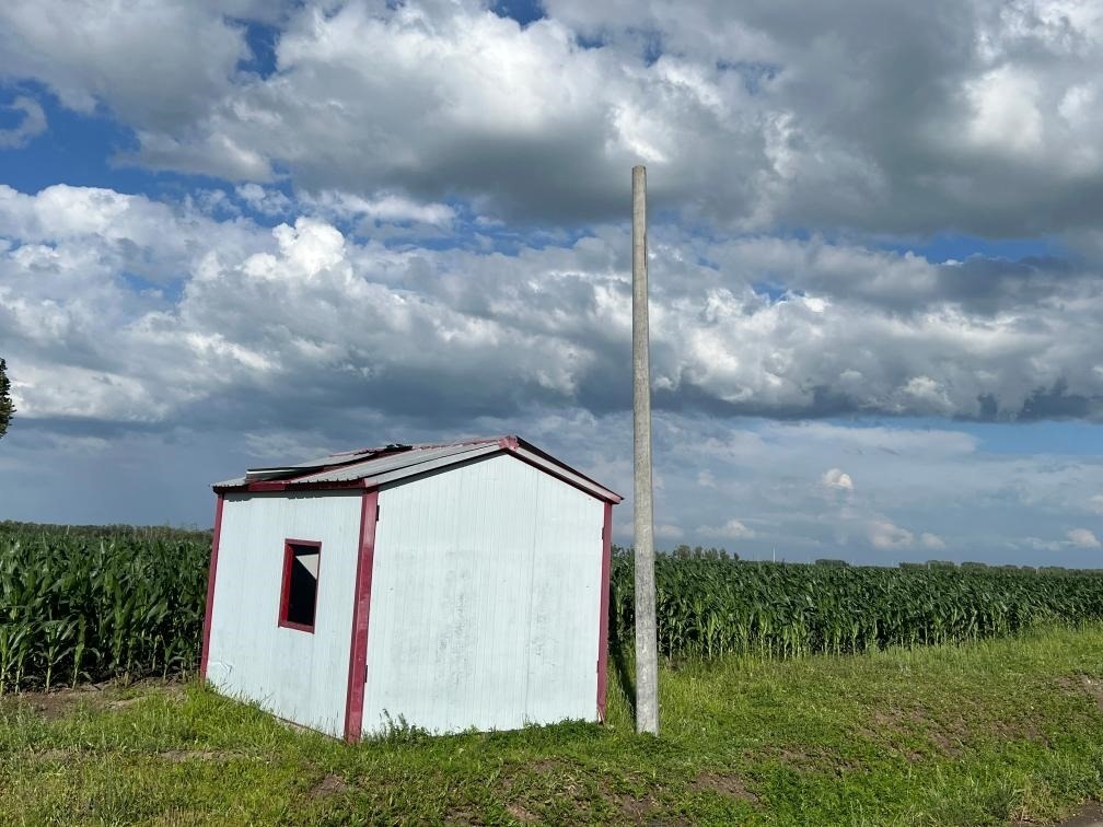 林甸縣一處保護(hù)水源井的鐵皮房出現(xiàn)破損，未見配套設(shè)備。新華社記者董寶森攝