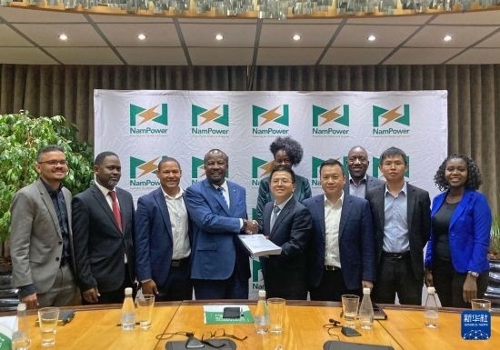 9月9日，在納米比亞首都溫得和克，嘉賓在簽字儀式后合影。新華社發(fā)（江西國際供圖）