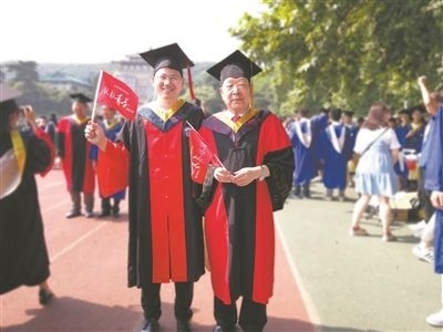 圖為李德仁（右）和學(xué)生肖雄武的合影。 肖雄武供圖