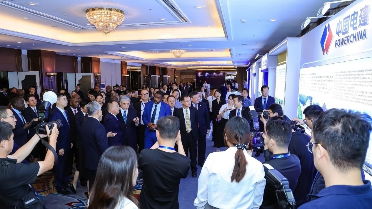 與會(huì)嘉賓參觀主題展覽。主辦方供圖