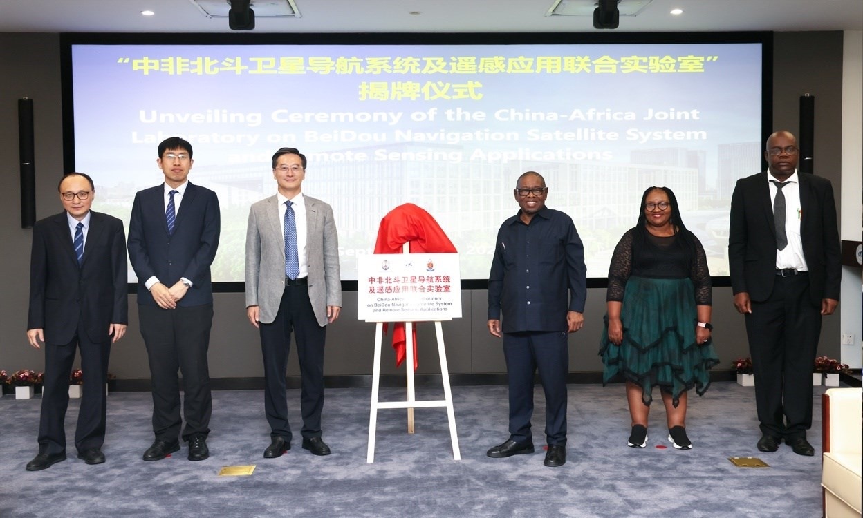 中非北斗衛(wèi)星導(dǎo)航系統(tǒng)及遙感應(yīng)用聯(lián)合實(shí)驗(yàn)室在北京航空航天大學(xué)揭牌。校方供圖