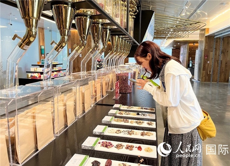 4. 代表團團員對新中式茶飲的食材充滿興趣。（人民網記者陳思 攝）