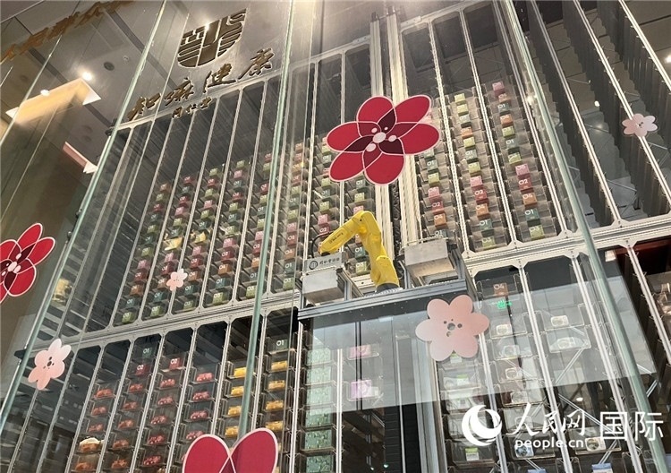 6. 機械臂正在取貨。（人民網記者陳思 攝）