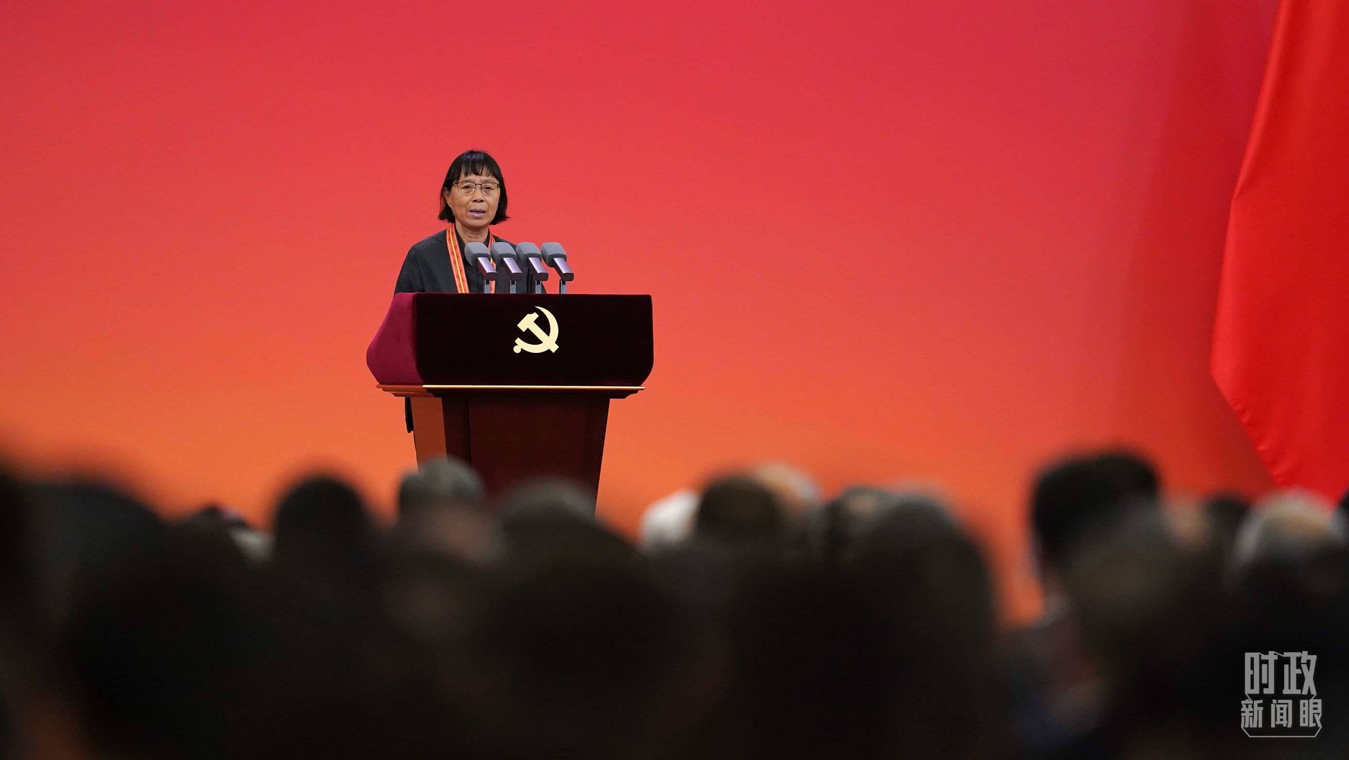  △2021年6月，幫助數(shù)千名貧困山區(qū)女孩圓夢(mèng)大學(xué)的人民教師張桂梅，代表“七一勛章”獲得者發(fā)言。（總臺(tái)國(guó)廣記者李晉拍攝）