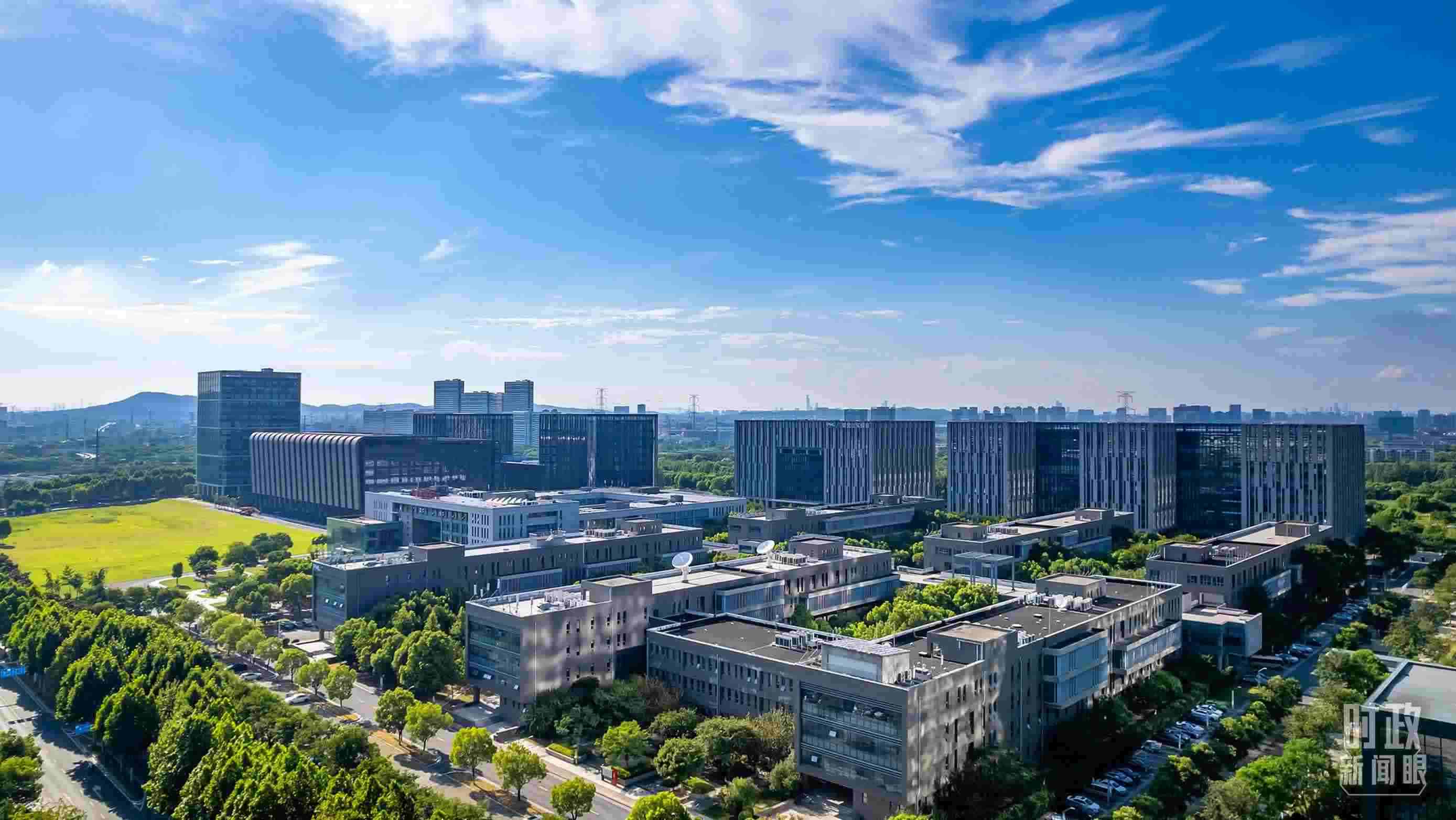  △2023年7月，習(xí)近平調(diào)研南京紫金山實(shí)驗(yàn)室，強(qiáng)調(diào)要為實(shí)現(xiàn)高水平科技自立自強(qiáng)立下功勛。（圖/視覺中國(guó)）