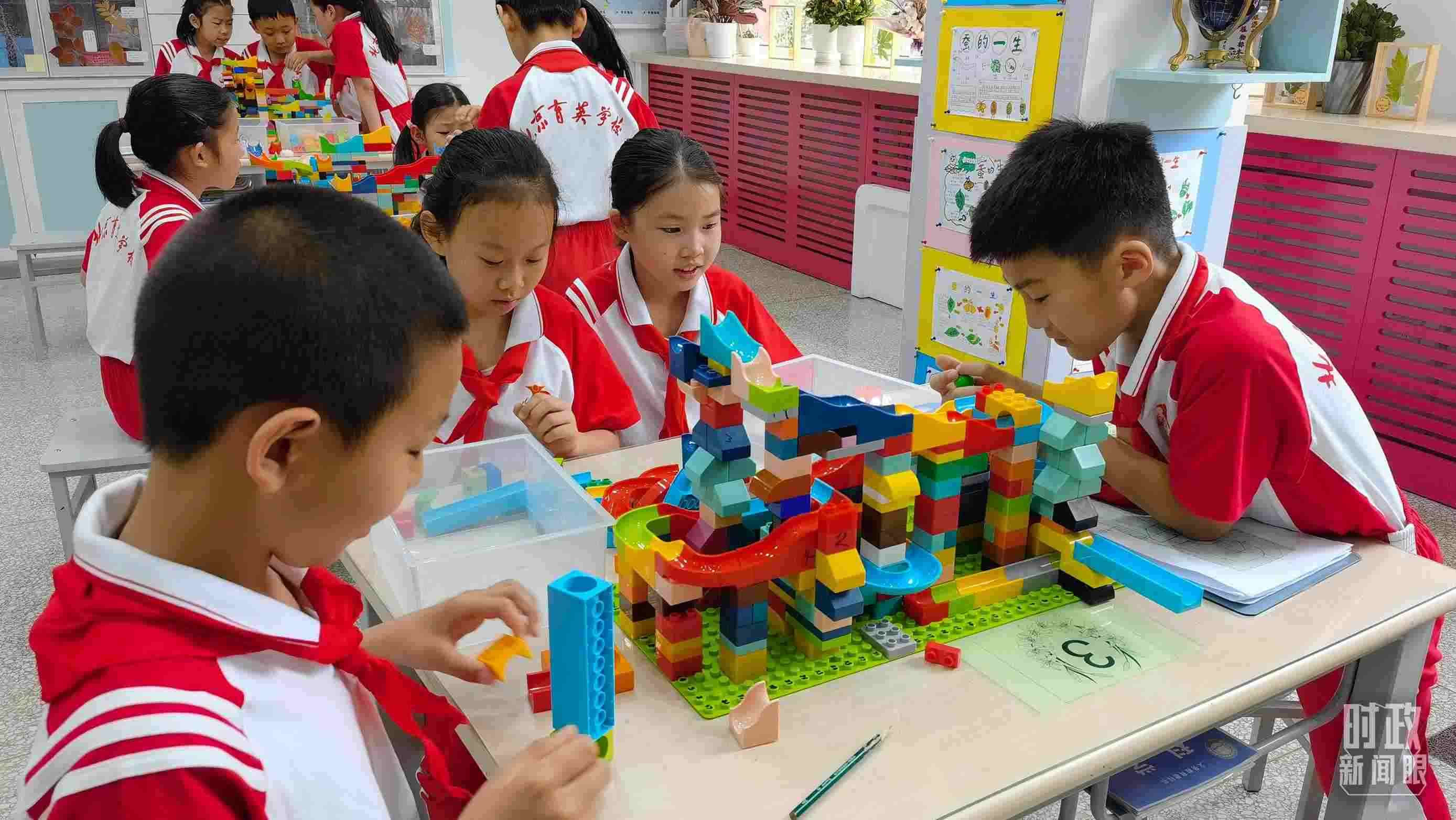  △這是北京育英學(xué)校的科學(xué)教室。2023年5月，習(xí)近平在這里調(diào)研時(shí)，希望同學(xué)們從小樹立“科技創(chuàng)新、強(qiáng)國(guó)有我”的志向。（總臺(tái)央視記者石丞拍攝）