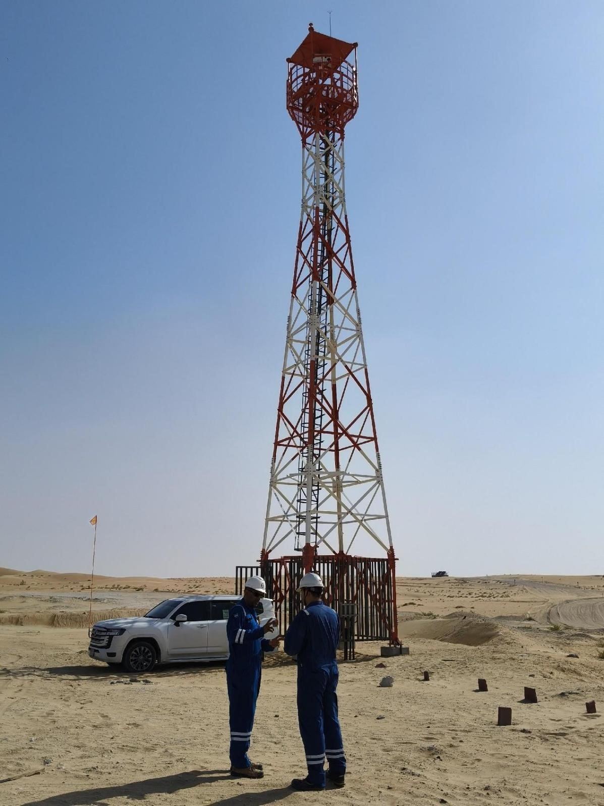 工作人員在調(diào)試紅外線氣體監(jiān)測及智能預警系統(tǒng)。振華石油供圖