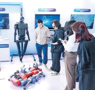 普陀區(qū)“中華武數(shù)”科創(chuàng)集市上，展位工作人員在向觀眾展示機(jī)器人。資料圖片