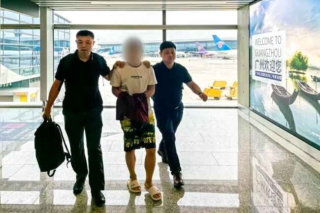 一名潛逃柬埔寨的犯罪嫌疑人被押解回國(guó)。公安部供圖