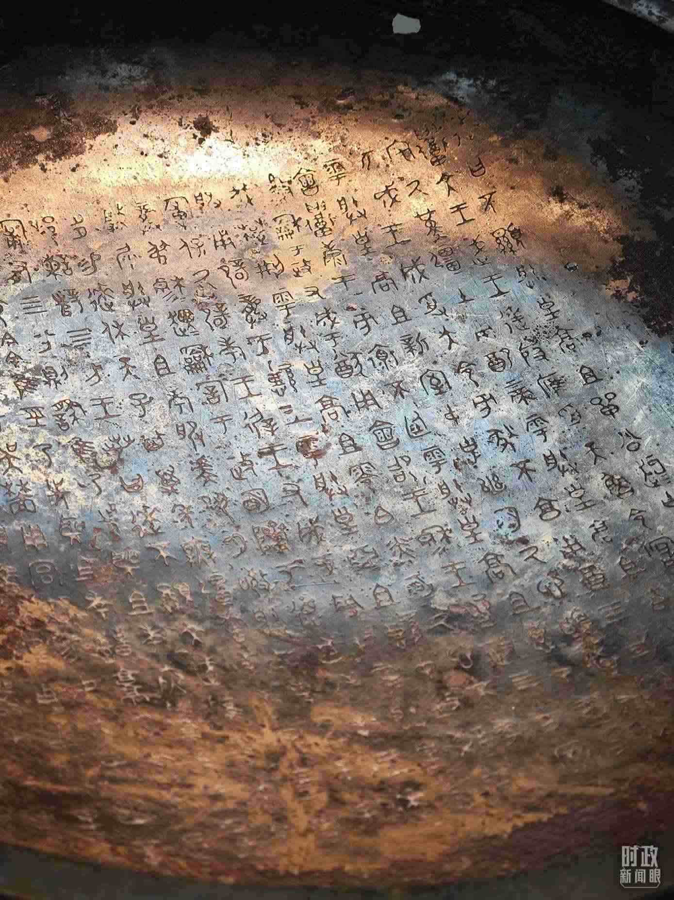 △ 寶雞青銅器博物院內(nèi)展陳——逨盤。（總臺央視記者丁欣、彭漢明拍攝）