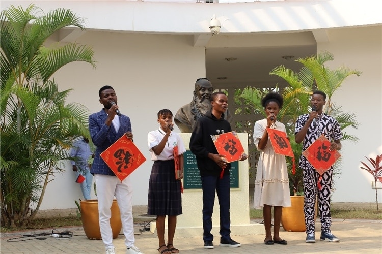 孔院學生演唱歌曲《故鄉(xiāng)的云》。內(nèi)圖大學孔子學院供圖