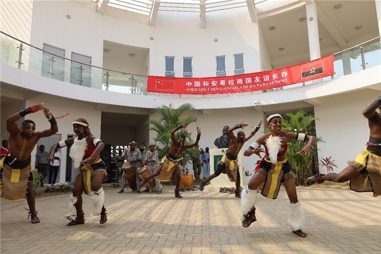 安哥拉民族舞。內(nèi)圖大學孔子學院供圖