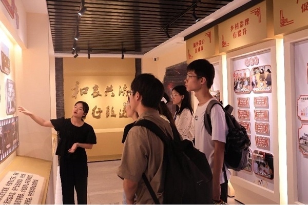 中央民族大學(xué)與中國人民大學(xué)聯(lián)合開展“大國邊疆”實(shí)踐調(diào)研活動(dòng)。校方供圖
