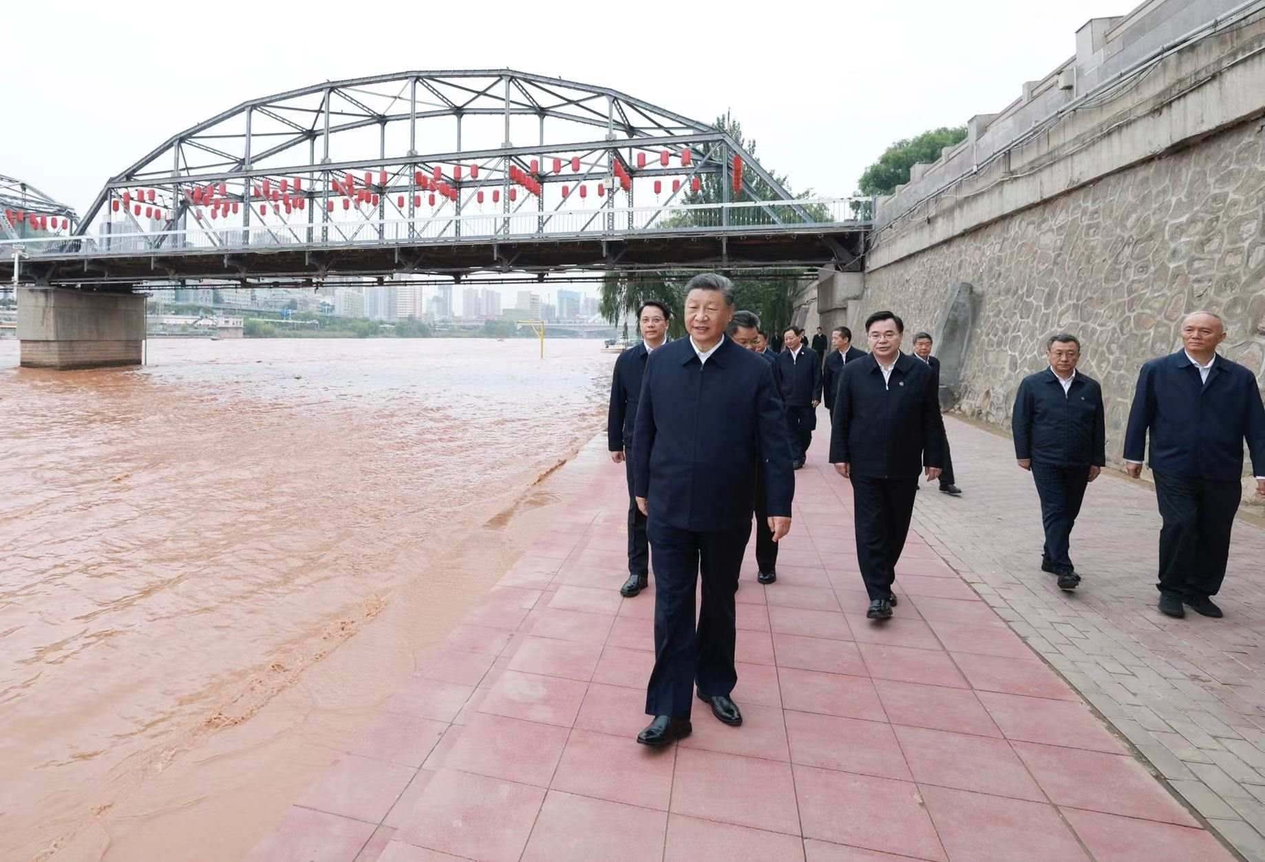 △9月11日下午，甘肅蘭州市黃河蘭州中山橋段，習近平總書記了解當?shù)赝苿狱S河流域生態(tài)保護等情況。