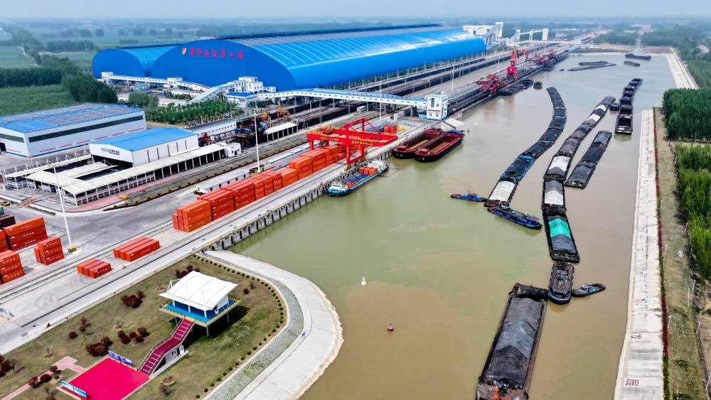 2024年4月24日，船舶行駛在山東濟(jì)寧港航梁山港航道上（無人機(jī)照片）。近年來，山東省加快構(gòu)建沿黃陸海大通道，有效促進(jìn)黃河流域各省區(qū)物流降本增效，實(shí)現(xiàn)更高水平對(duì)外開放。