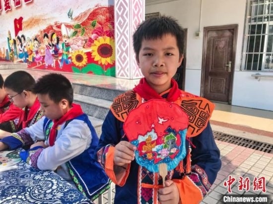 翠竹小學(xué)學(xué)生展示自己繪制的團扇作品。蔣豐慧 攝