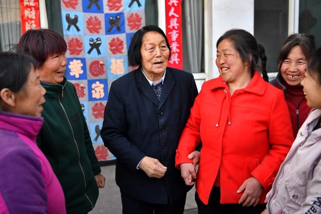 2019年3月23日，申紀(jì)蘭（左三）在山西省平順縣西溝村與村民分享全國兩會精神。新華社記者 曹陽 攝