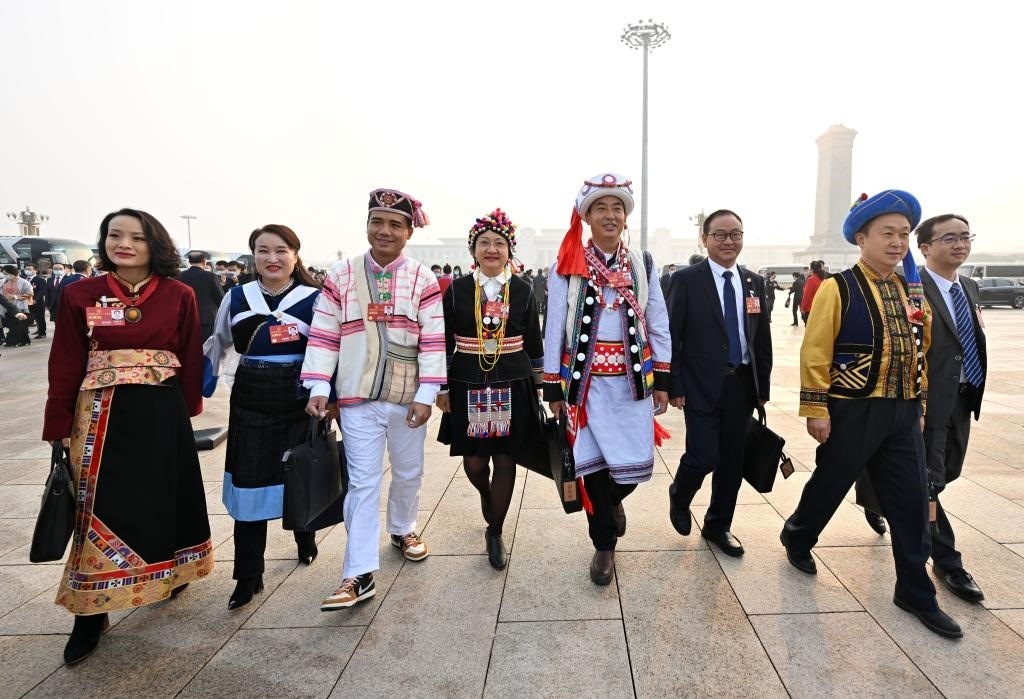 2023年3月5日，第十四屆全國人民代表大會第一次會議在北京人民大會堂開幕。這是全國人大代表走向會場。新華社記者 陳益宸 攝