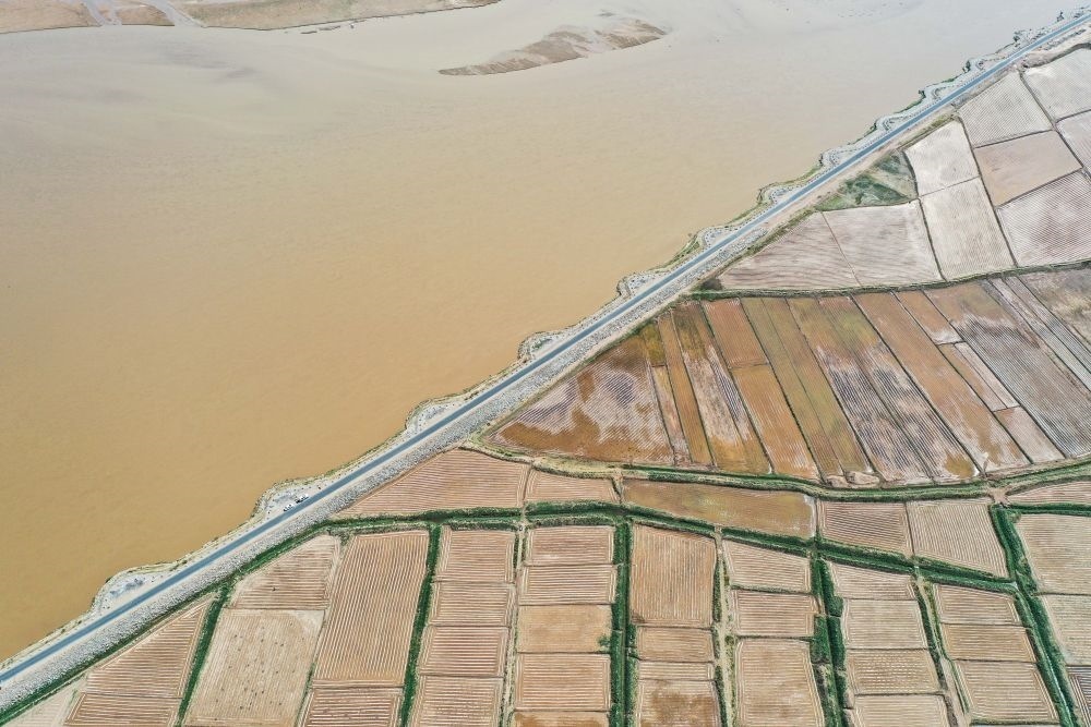 2024年5月26日在內(nèi)蒙古巴彥淖爾市臨河區(qū)拍攝的黃河（無人機(jī)照片）。巴彥淖爾市位于黃河“幾字彎”北端，擁有富饒的河套灌區(qū)，引黃灌溉面積達(dá)1000多萬畝。近年來，在引黃灌溉工程支撐下，河套灌區(qū)年均糧食總產(chǎn)量達(dá)60億斤以上。