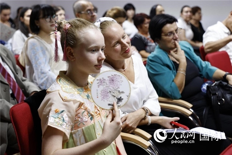 現(xiàn)在嘉賓觀看表演。傅永山攝