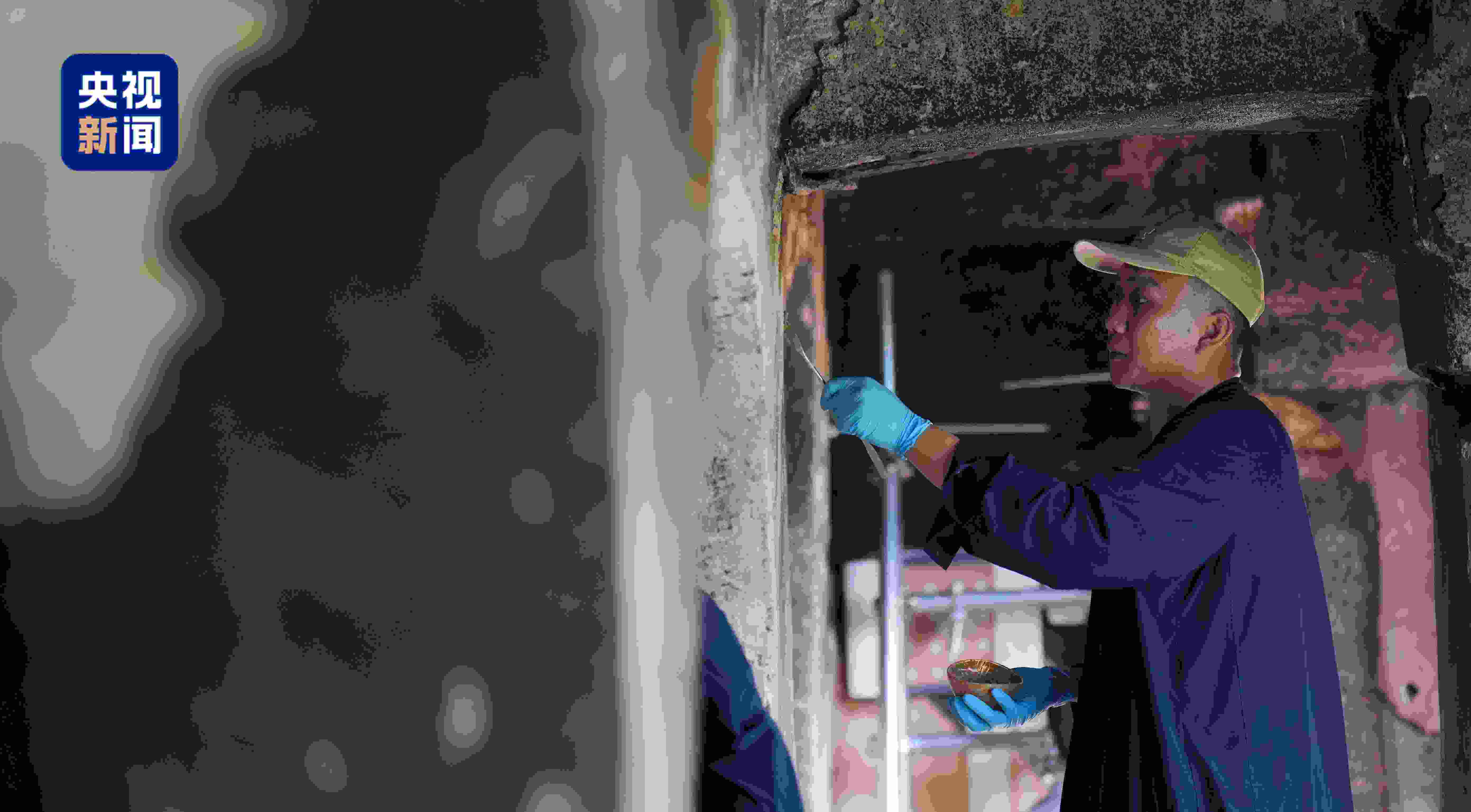 △工作人員對(duì)麥積山石窟進(jìn)行保護(hù)修繕