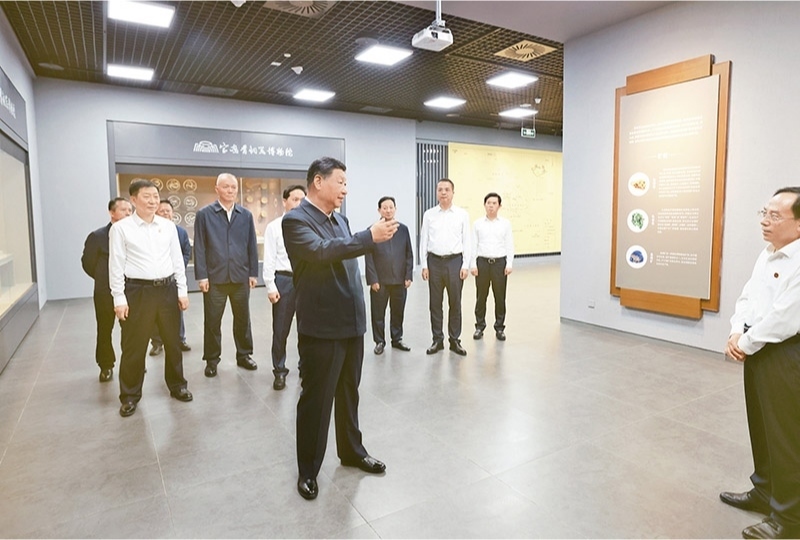 2024年9月10日，中共中央總書記、國家主席、中央軍委主席習(xí)近平在前往甘肅考察途中，來到陜西省寶雞市參觀寶雞青銅器博物院。 新華社記者 王曄/攝