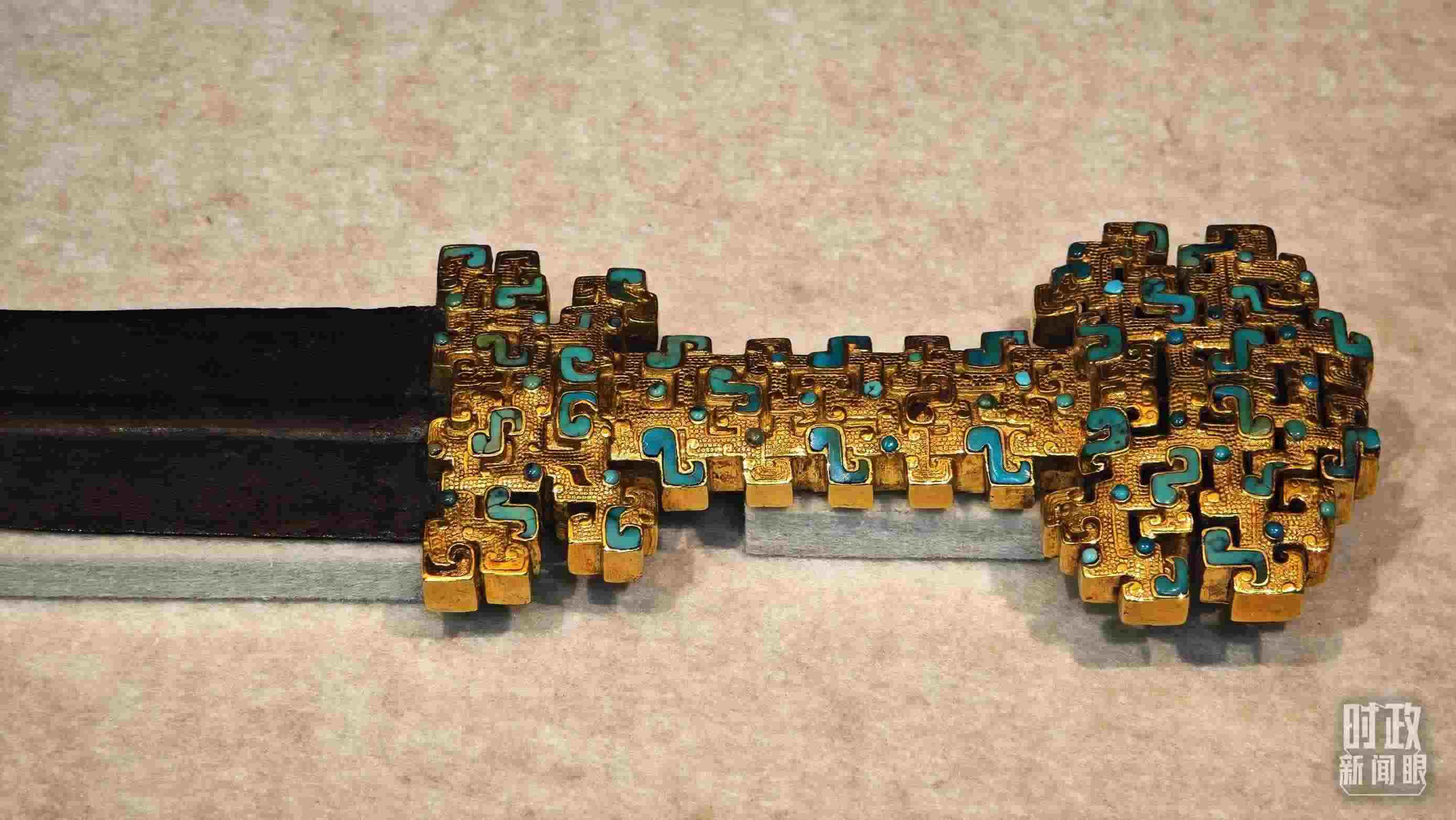 △這是1992年寶雞市益門二號墓出土的金柄鐵劍，劍柄嵌有綠松石。（總臺央視記者彭漢明拍攝）