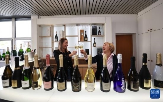 9月13日，在法國蘭斯附近的希尼萊羅斯，人們在佳醍亞總部享用香檳酒。新華社記者 高靜 攝