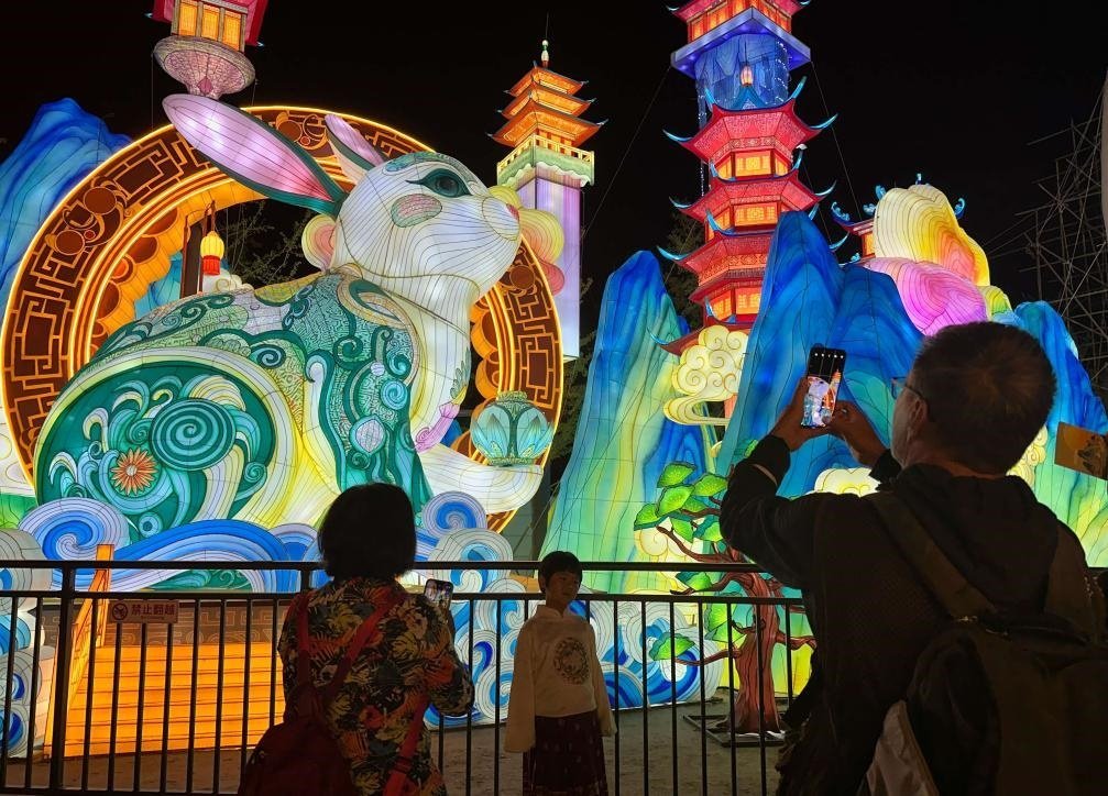 市民游客在2024年北京中秋國慶彩燈游園會欣賞彩燈。新華社記者楊淑君 攝