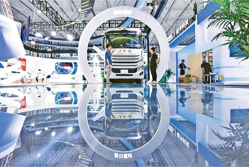 黨的二十屆三中全會(huì)提出，加快構(gòu)建促進(jìn)數(shù)字經(jīng)濟(jì)發(fā)展體制機(jī)制，完善促進(jìn)數(shù)字產(chǎn)業(yè)化和產(chǎn)業(yè)數(shù)字化政策體系。2024年8月28日至30日，2024中國(guó)國(guó)際大數(shù)據(jù)產(chǎn)業(yè)博覽會(huì)在貴州貴陽舉辦。圖為工作人員在介紹無人駕駛重型卡車。 新華社記者 楊文斌/攝