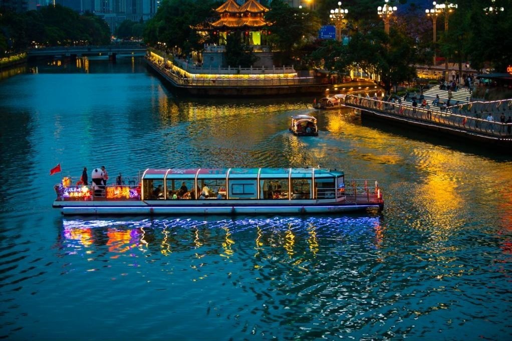 成都“夜游錦江”火鍋船。（唐斌治 攝）