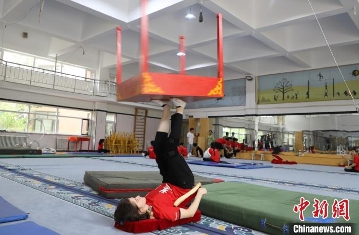 9月13日，美國雜技學(xué)員杰克正在中國“雜技之鄉(xiāng)”吳橋練習(xí)“蹬技”。 馬天龍 攝