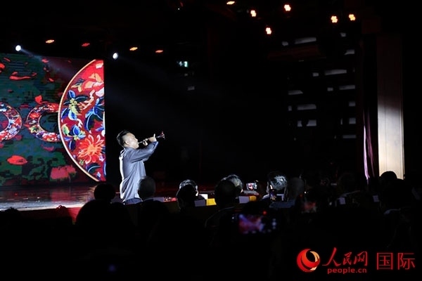 演出現(xiàn)場(chǎng)，演員帶來(lái)嗩吶獨(dú)奏《看秧歌》。人民網(wǎng)記者 楊一攝