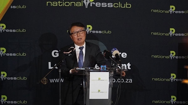 駐南非大使吳鵬出席中國駐南非使館同南國家新聞俱樂部聯(lián)合舉辦的中非合作論壇峰會成果宣介會并發(fā)表主旨講話。人民網 劉暢攝