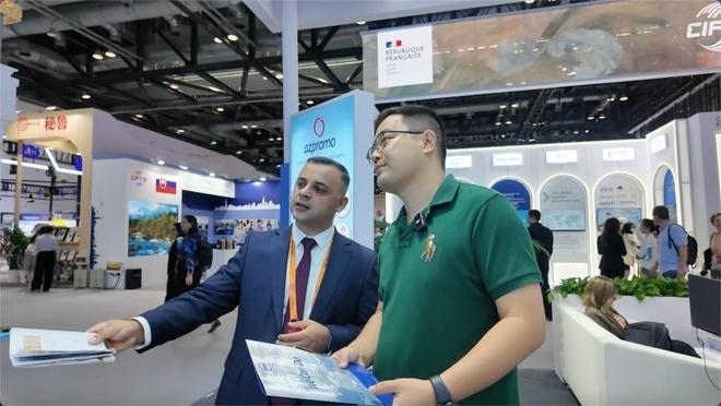 伊和·阿塔里扎德介紹阿塞拜疆產(chǎn)業(yè)園。人民網(wǎng)記者 楊倩攝