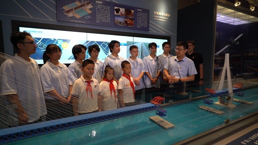哈爾濱工業(yè)大學交通學院教師李順龍在中國橋梁博物館進行課程思政與橋梁科普。新華社發(fā)（張潤 攝）